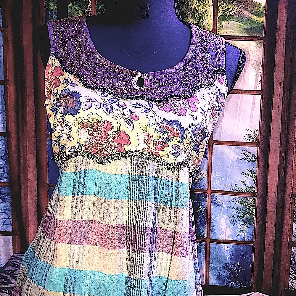 #936-(M)Bill Blass 100% cotton, embroidered 🌺’s beaded sleeveless  ladies top